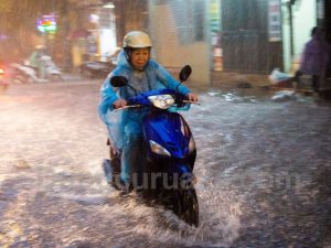 rửa xe máy bằng nước mưa