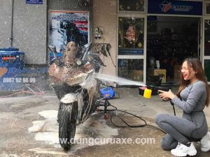 cach-rua-xe-may-tai-nha